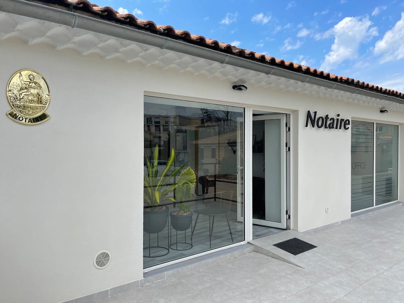 Façade de l’office notarial BONNOT à Montfavet, avec la plaque Notaire